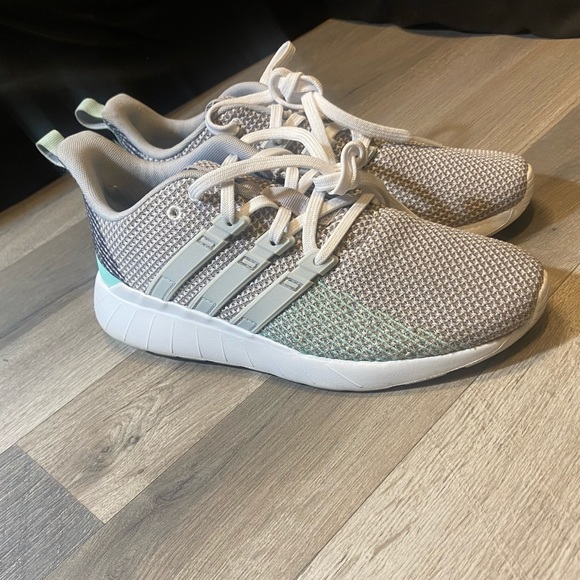 Like New Adidas Questar Flow - Picture 2 of 7